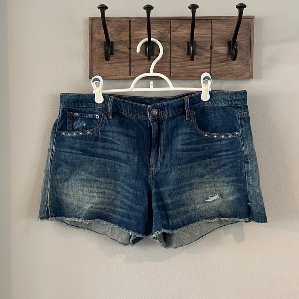 GAP Distressed Raw Hem Cut Off Shorts in a relaxed fit size 32
